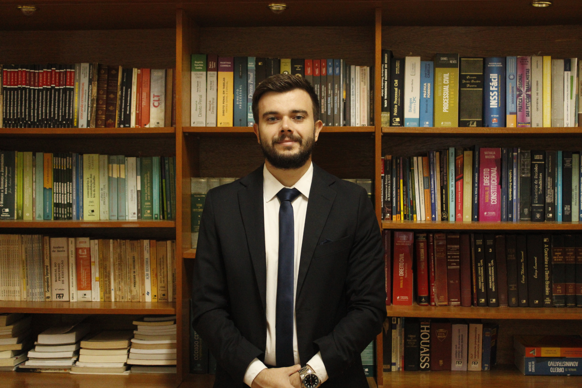Dr. Guilherme Bueno Daniel em seu escritório